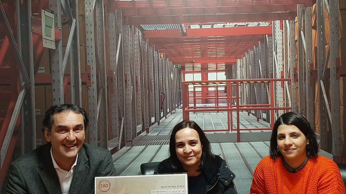 EAD entrega donativo à instituição RUMO
