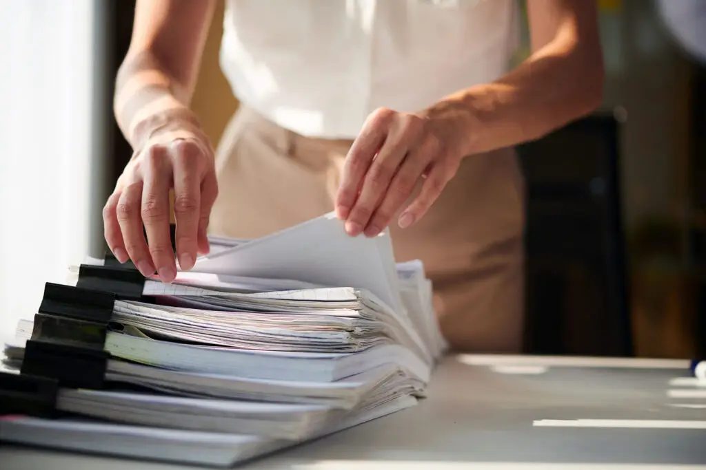 Contratos, prazos e lit&iacute;gios: o que acontece quando a empresa n&atilde;o encontra o documento certo a tempo