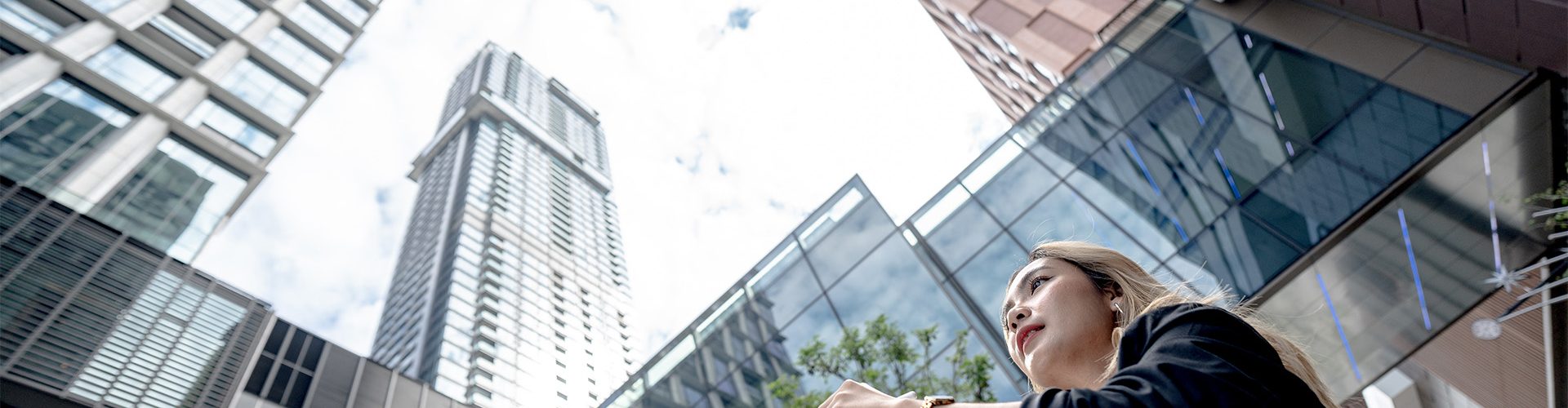 professional-woman-working-on-her-laptop-in-a-dyna